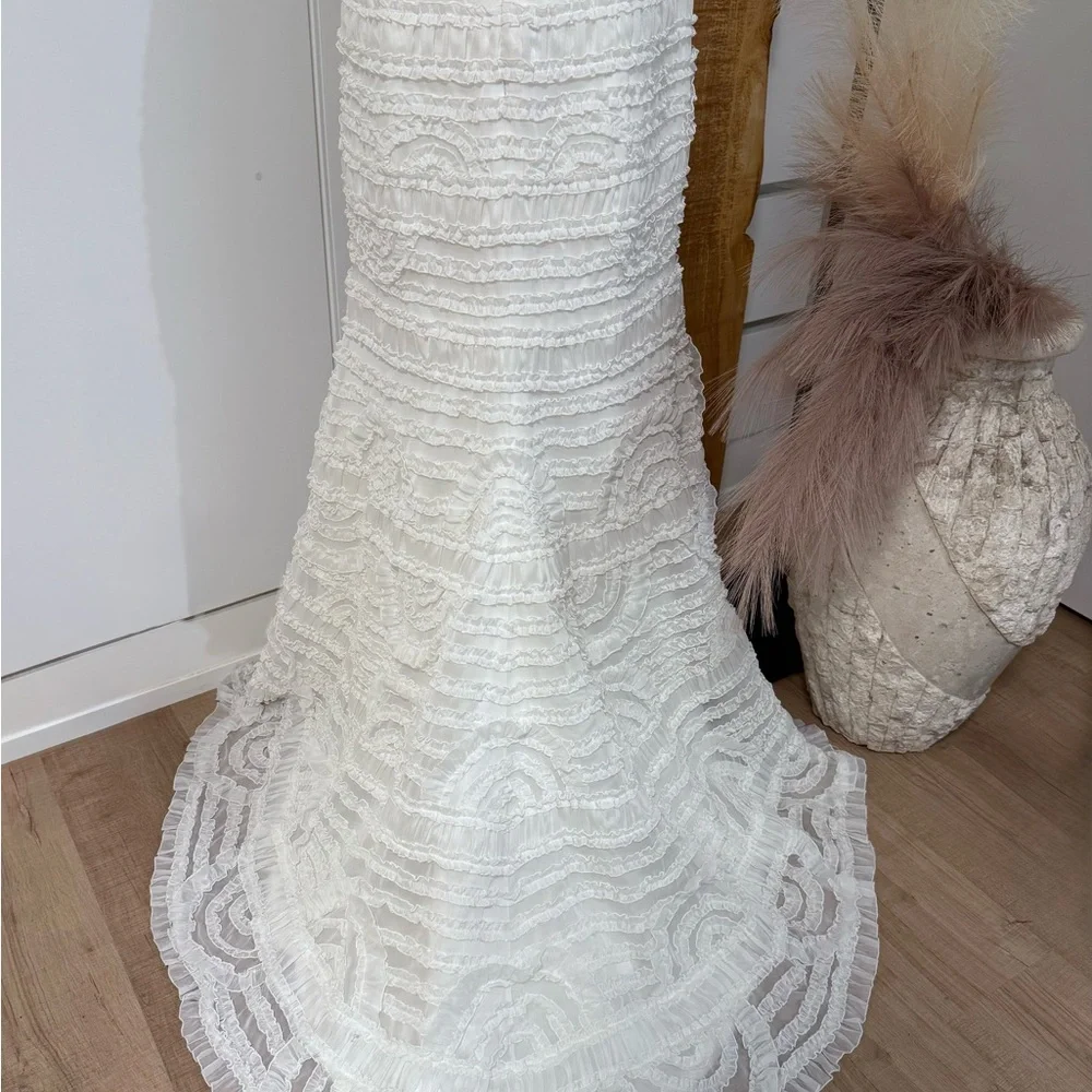 Elegant White Wedding Dress by San Patrick - Picture 9 of 11